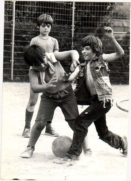Zweikampf auf dem Bolzplatz